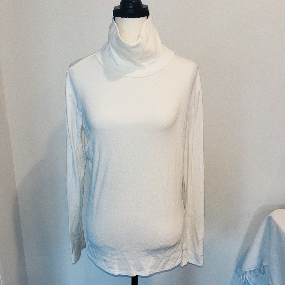 WHITE TURTLE NECK